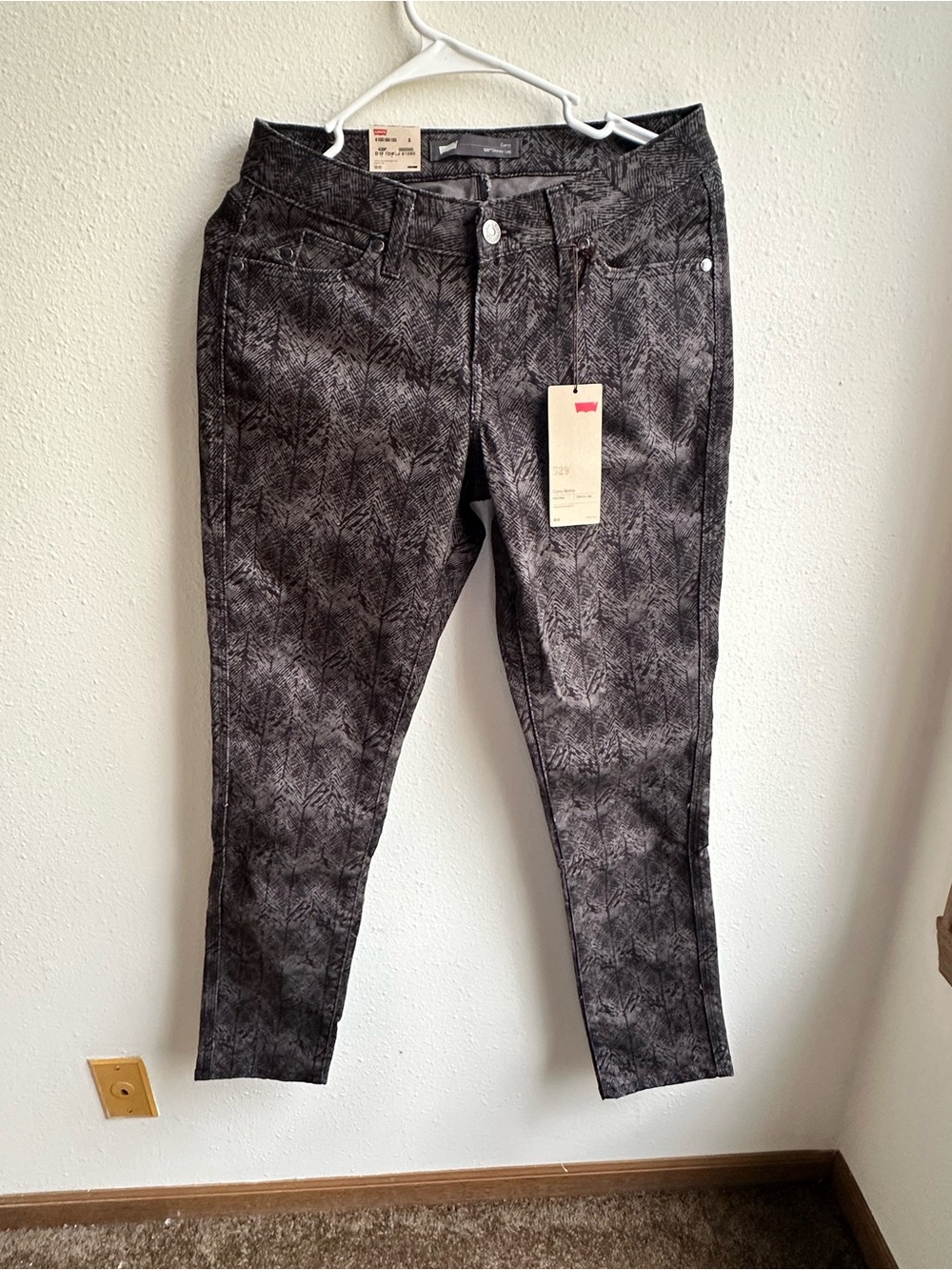 ✨ NEW WITH TAGS - Levi’s 529™ Curvy Skinny ✨ 4M (Waist 27 / Inseam 32)